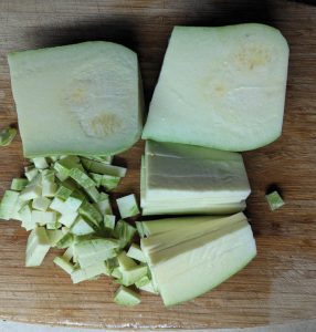 Junger Butternut-Kürbis zerschnitten