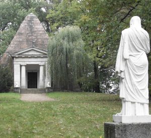 Statue der Vestalin vor Pyramide