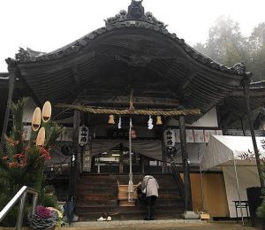 düsteres Schreingbäude in Japan
