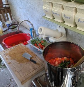 Gartenküche Letscho kochen