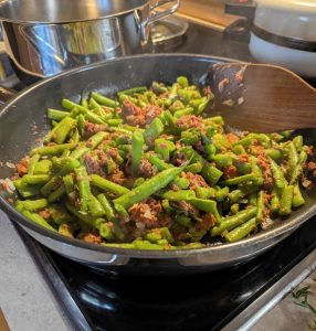 Grüne-Bohnen-Pfanne fertig zubereitet