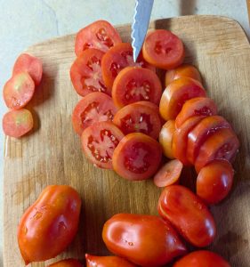 Längliche Tomatensorte Rakete, aufgeschnitten