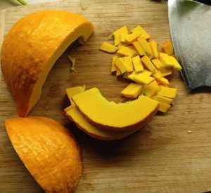 Hokkaido-Kürbis geschnitten