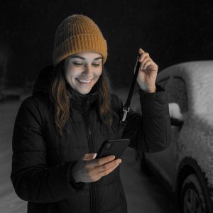 Frau im Schnee und Handy Lanyard mit Karabiner