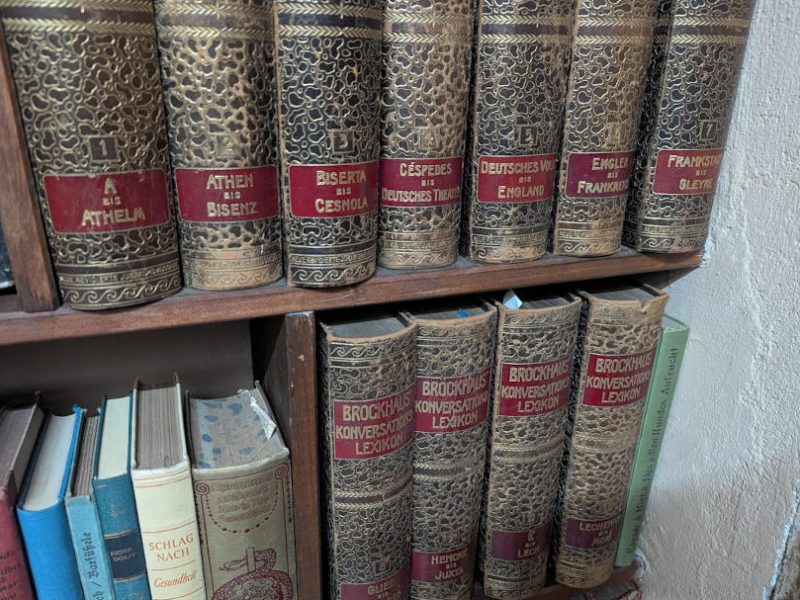 Meyers Konversations Lexikon im Bücherregal