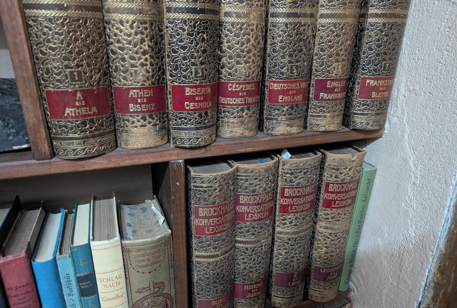 Meyers Konversations Lexikon im Bücherregal