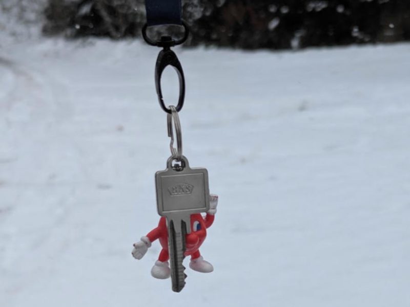 Haustürschlüssel am Band und Schnee