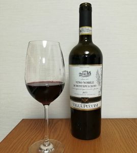 Rotwein in Glas und Flasche