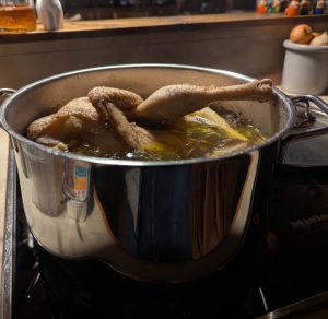 Suppenhuhn im Kochtopf