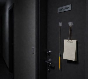 Notizzettel an der Tür mit Stift