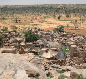 Steinige Landschaft und Blick auf ein Tal