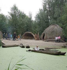 Archeon -Park Steinzeitdorf an einem See.
