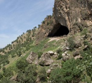 Höhle auf Anhöhe in steppenartiger Umgebung