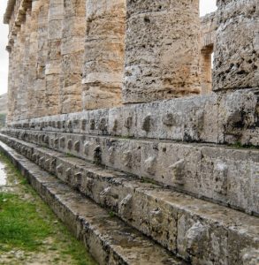 Bossen-Architektur am Tempelfundament
