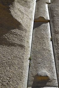 Schmale Zyklopenmauer-Steine