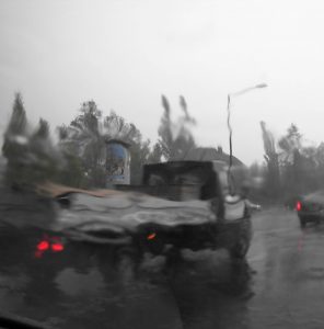 An der Hauptstraße bei Regenwetter