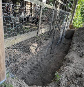 Eingegrabener Maschendrahtzaun