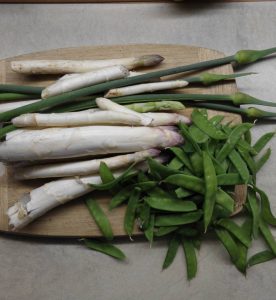 Spargel, Zuckerschoten und Knoblauchblüten