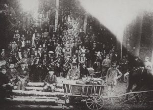Alte Fotografie mit Dorfbevölkerung