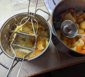 Kartoffelsuppe in der Kartoffelquetsche