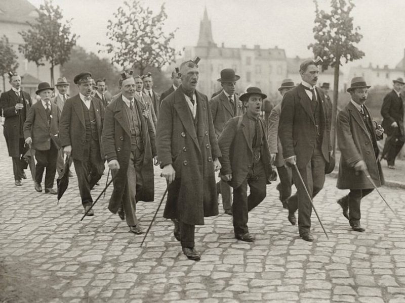 Vatertags-Gruppe seröser Herren um 1930
