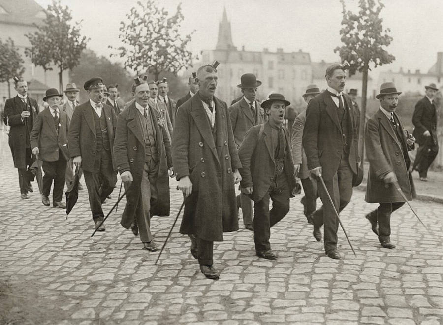 Vatertags-Gruppe seröser Herren um 1930
