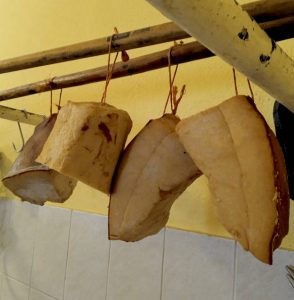 Dicke Schweinespeck-Stücke am Fleischehaken