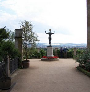 Sonnenabeter-Plastik am schloss Eckberg in Dresden
