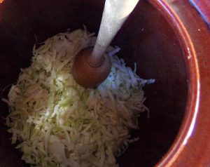 Sauerkrauttopf beimbefüllen