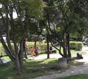 Spielplatz im Schatten