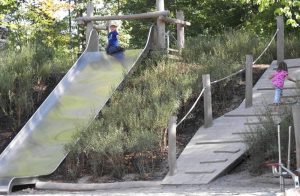 Spielplatz mit Rutschen