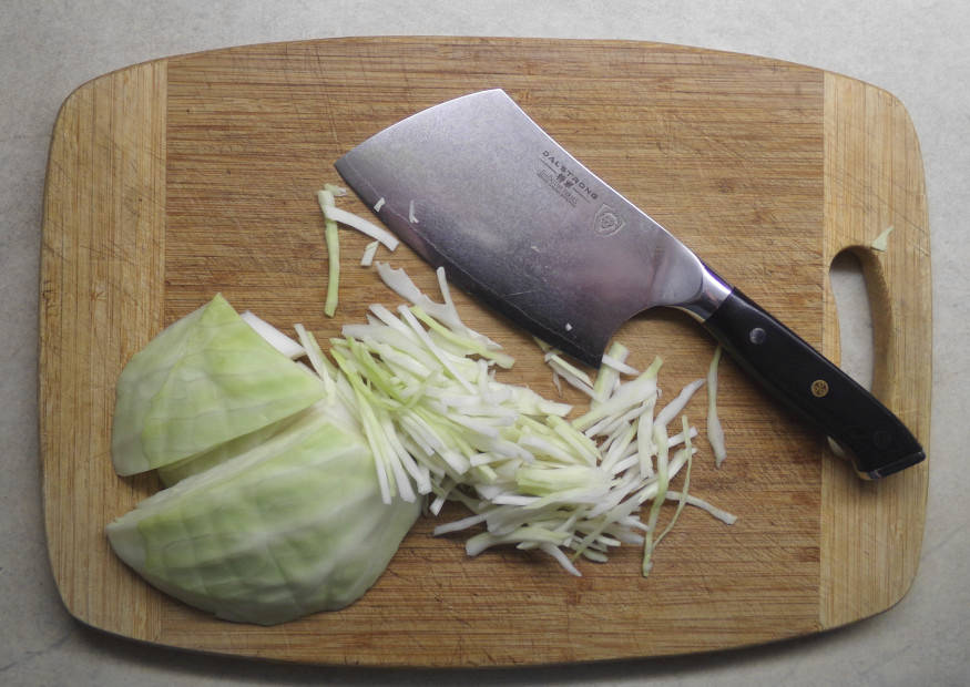 Weißkohl in Streifen geschnitten