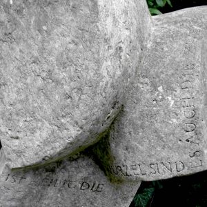Dezente Grabinschrift