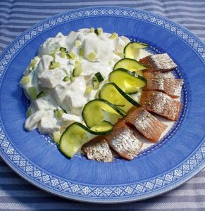 Matjes mit Kartoffelsalat serviert