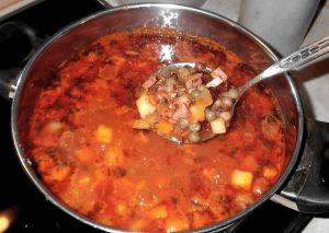 deftige Suppe mit Erbsen und Bohnen