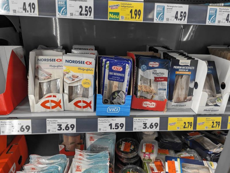 Matjesabpackungen im Supermarkt