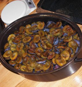 Pflaumen im Bräter