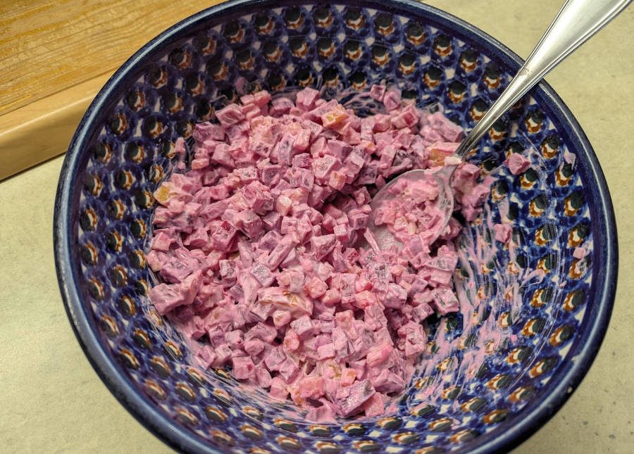 Rote Bete Salat abgemacht in einer Schüssel