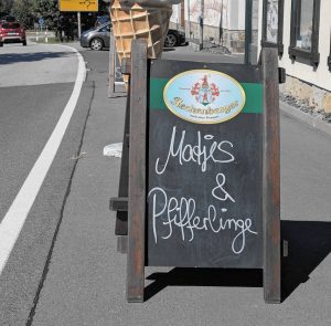 Matjes und Pfifferlinge auf einem Aufsteller beworben